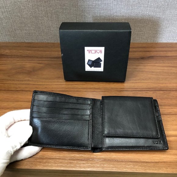Tumi Black Leather Global Wallet (Two in One) - Picture 3 of 12